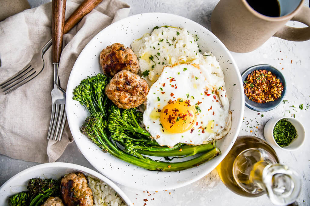 Sausage and Cauliflower Grits Breakfast Bowl