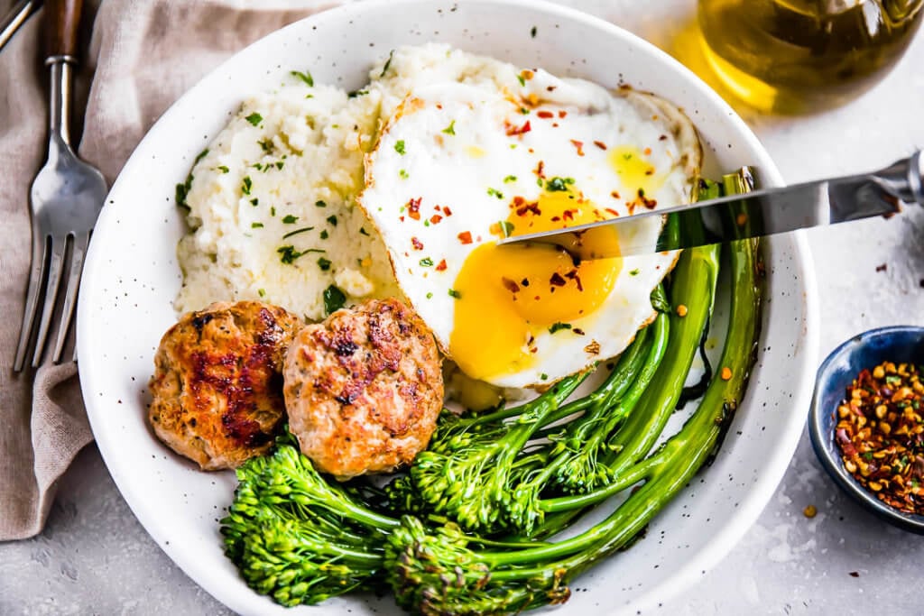 Sausage and Cauliflower Grits Breakfast Bowl