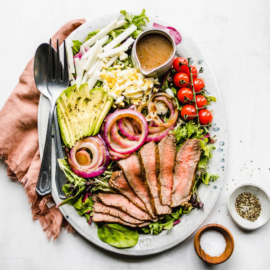Steak salad with veggies and dressing