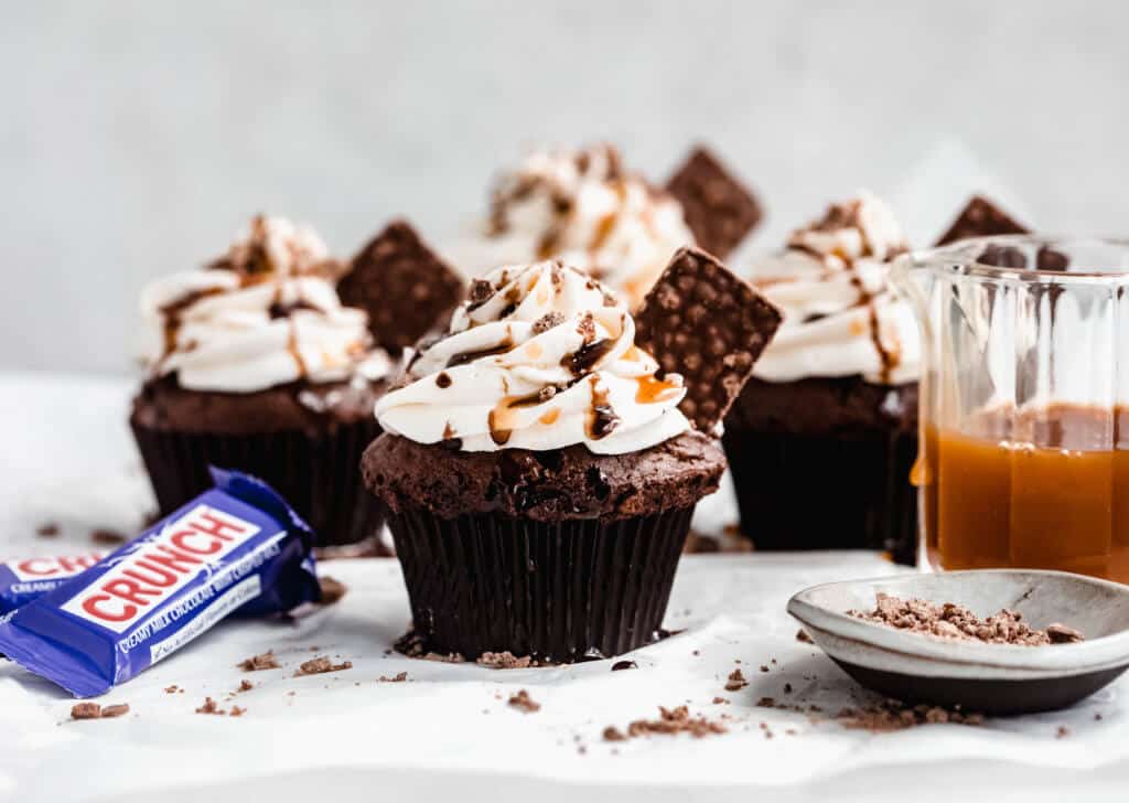 Cupcakes with chocolate, buttercream frosting and crunch bars