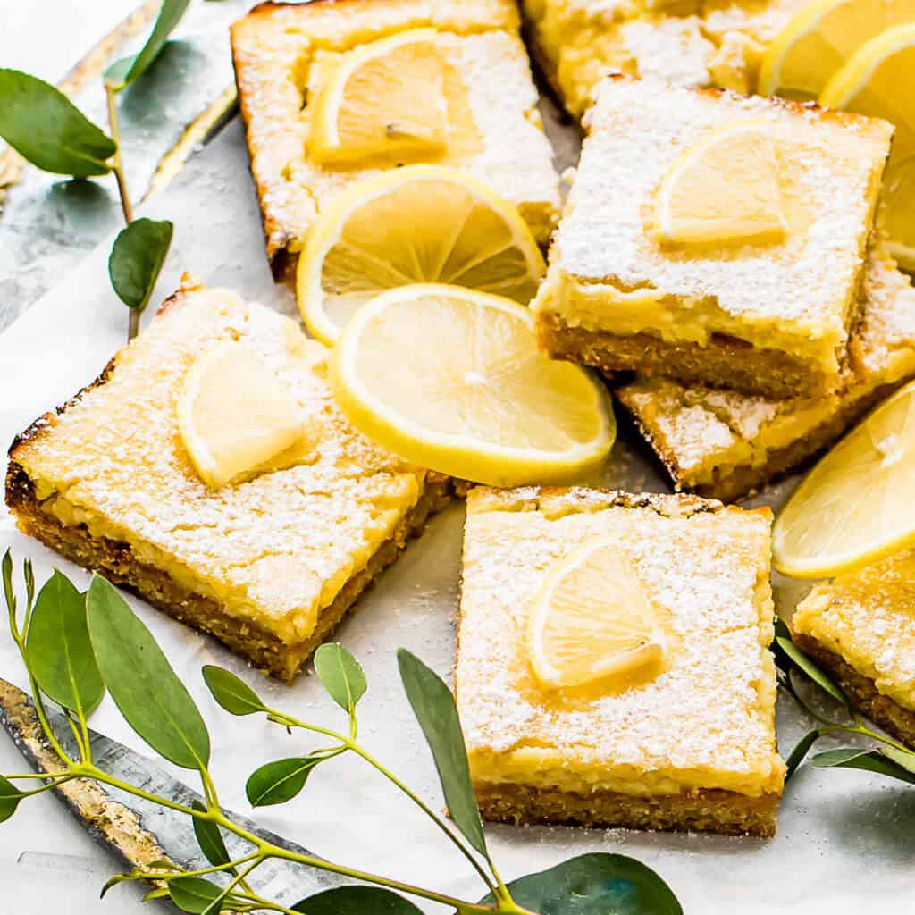 bars that are lemon with a lemon slice on top